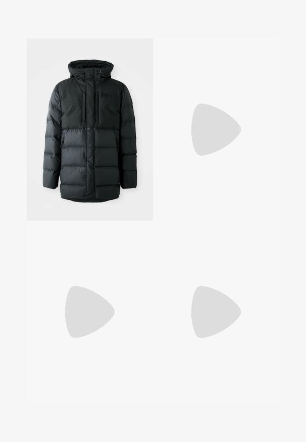 Czarna kurtka puchowa z zamkiem z przodu, regulowanym kapturem oraz dwiema kieszeniami na zamek. Posiada pikowaną teksturę oraz logo na piersi.; Under Armour - Koszulka sportowa; Czarne spodnie sportowe o gładkiej fakturze, dopasowanym kroju, elastycznej talii i bocznych kieszeniach. Posiadają małe logo na lewym udzie.; Czarne sportowe buty z teksturowanym cholewką z dzianiny, wzmocnionym noskiem i amortyzowaną podeszwą, wystawione na ziemi z naturalnym podłożem, z rozsypanymi gałązkami.