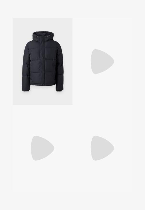 Crna puf jakna s kapuljačom, s patentnim zatvaračem, kockastim dizajnom i elastičnim rukavima za toplinu i udobnost.; Siva pamučna majica kratkih rukava, okruglog izreza, s džepom na kojem se nalazi mali zlatni logo s lijeve strane. Glatka tekstura tkanine.; Svijetloplave traperice s širokim krojem, srednjim pojasom i ravnim nogavicama. Ima pet džepova, petlje za remen i kopčanje na gumb.; Tenisice s gornjim dijelom od mrežastog materijala tamnoplave boje, siva antilopova naglašavanja, bijela gumena potplat i ravne bijele vezice, dizajnirane za udobnost i prozračnost.