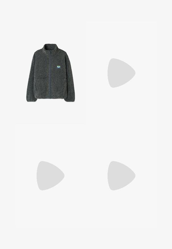 Grijze fleecejack met een hoge kraag en ritssluiting. Heeft een gestructureerd, pluizig oppervlak en een klein, veelkleurig logo op de borst.; Witte katoenen T-shirt met korte mouwen, ronde hals, ontspannen pasvorm, zachte textuur en zonder zichtbare patronen of accenten.; Witte katoenen overall met verstelbare banden, voorzak en zijknopen; losse pasvorm met rechte benen; minimaal zichtbare stiksels.; Hardloopschoenen met een zilver-witte mesh bovenkant en een groene accent. De zool is dik en gestructureerd, ontworpen voor demping en ondersteuning.; Tortie-kat-oogglazen met een glanzende afwerking, dikke randen en slanke pootjes. Quay merk op de slaap. De lenzen zijn helder.; Goudkleurige metalen hoepel oorbellen, met een gladde, gepolijste afwerking en een ronde vorm. Elke oorbel heeft een veilige sluiting.