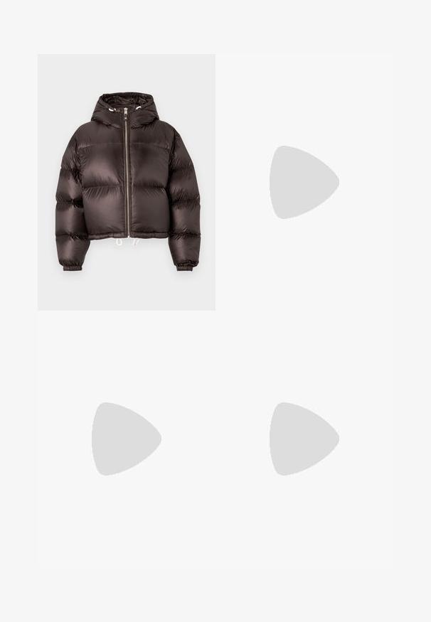 Schwarze Puffjacke mit Kapuze, glänzender Oberfläche, vorderem Reißverschluss und elastischen Bündchen. Gepresstes Design mit Kordelzügen am Saum.; Schwarzes T-Shirt mit kurzen Ärmeln aus weicher Baumwolle, mit rundem Ausschnitt, lockerer Passform und glatter Textur. Keine sichtbaren Muster oder Grafiken.; Schwarze, plissierte, weite Hosen mit einem elastischen Bund. Der Stoff hat vertikale Falten und eine glatte Textur.; Weiße Ledersneaker mit glatter Textur, runder Zehenpartie, minimalen Ösen und flacher Gummisohle. Einfaches Design ohne zusätzliche Akzente.