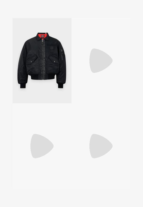 Svart bomberjacka med dragkedja, som har ett rött innerfoder, två framlager, och en sidoficka. Texturerad tyg med matt finish.; Ljusrosa långärmad skjorta i strukturerad tyg, med standard krage och knäppning fram.; Blå denimjeans med rak benmodell, hög midja och subtila blekningar. Inkluderar knapp- och dragkedjestängning samt klassisk femfickorsdesign.; Svarta läderloafers med en slät finish, sömnadsdetaljer på tån och en låg klackdesign för komfort och stil.