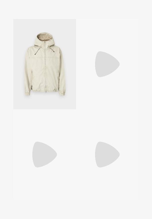 Vaaleanbeige takki, jossa on huppu, etuvetoketju, joustavat hihansuut ja kaksi sivutaskua. Varustettu säädettävillä nyöreillä ja sileällä pinnalla.; Harmaa pitkähihaisena t-paita, joka on valmistettu sileästä puuvillakankaasta. Siinä on pyöreä kaula-aukko ja tiukat hihansuut. Yksinkertainen, koristamaton muotoilu.; Valkoiset leveälahkeiset farkut, jotka on valmistettu denimistä, ja niissä on korkea vyötärö, viisi taskua ja nappisuljenta. Yksinkertainen muotoilu, jossa on raakataskureunat.; Ruske nahkate loafere z woveno zasnovo, z detajlom v obliki resic in ravnim gumijastim podplatom. Imajo gladek zaključek in kontrastno šivanje.