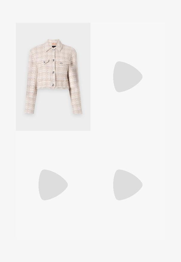 Giacca corta in tweed beige e crema, con bottoni a pressione argentati, due tasche sul petto e orlo sfilacciato. Motivo testurizzato su tutta la superficie.; Blusa nera trasparente con motivo floreale ricamato, maniche lunghe, chiusura frontale con bottoni e nodo al collo. Tessuto testurizzato, taglio corto.; Pantaloni a gamba larga beige realizzati in un tessuto liscio, caratterizzati da una vita alta, pieghe frontali e una silhouette sartoriale.; Scarpa nera in pelle con tacco alto, punta affusolata, cinturino alla caviglia e tacco sottile. Texture liscia con un accento dorato alla base del tacco.