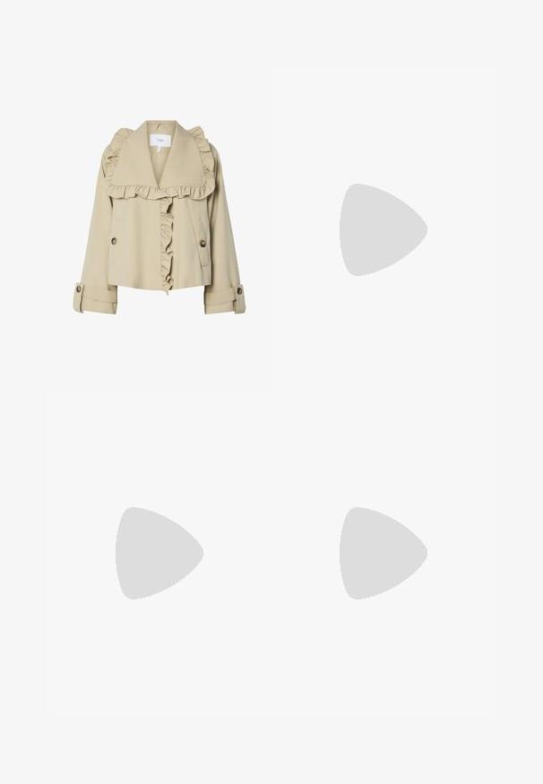 Beige kurze Jacke mit Rüschensaum am Kragen und an der Vorderseite. Verfügt über Knopfverschlüsse und aufgerollte Ärmel, gefertigt aus einem glatten Stoff.; Zwei gerippte Tanktops: eines in Burgunderrot und eines in Schwarz. Beide verfügen über einen hohen Halsausschnitt, eine figurbetonte Passform und eine glatte Textur.; Helle blue Jeans im weit geschnittenen Stil mit einer ausgeblasenen Textur, die zwei abgedroschene Stellen auf der Vorderseite aufweisen, einen Knopfverschluss und ein Fünf-Taschen-Design haben.; Weiße hochwertige Leinensneaker mit schwarzer Gummisohle, vorderem Gummizehenschutz und sechs Ösen für Schnürsenkel, die ein sauberes, minimalistisches Design aufweisen.