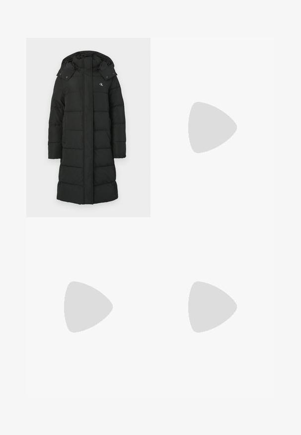 Juodas pūkinis paltas su gobtuvu, įsiūtais siuvinėjimais, priekiniais užtrauktuko uždarymu ir logotipu kairėje krūtinės pusėje. Lygus, izoliuotas audinys.; Juodas golfas suknelė, pagaminta iš raukšlėto trikotažo, su ilgomis rankovėmis ir laisvu kirpimu, kuris pasiekia vidinį šlaunies ilgį. Paprastas dizainas be raštų.; Juodas odinis aukštakulnis batelis su smailiu pirštu, lygiu paviršiumi ir siauru kulnu. Minimalistinis dizainas, jokių papildomų puošmenų.; Juodas odinis petinis krepšys su minkšta tekstūra, trikampiu pavidalu ir reguliuojama juosta, derinamas su šviesiai mėlynu dryžuotu marškinėliu ir baltais džinsais.