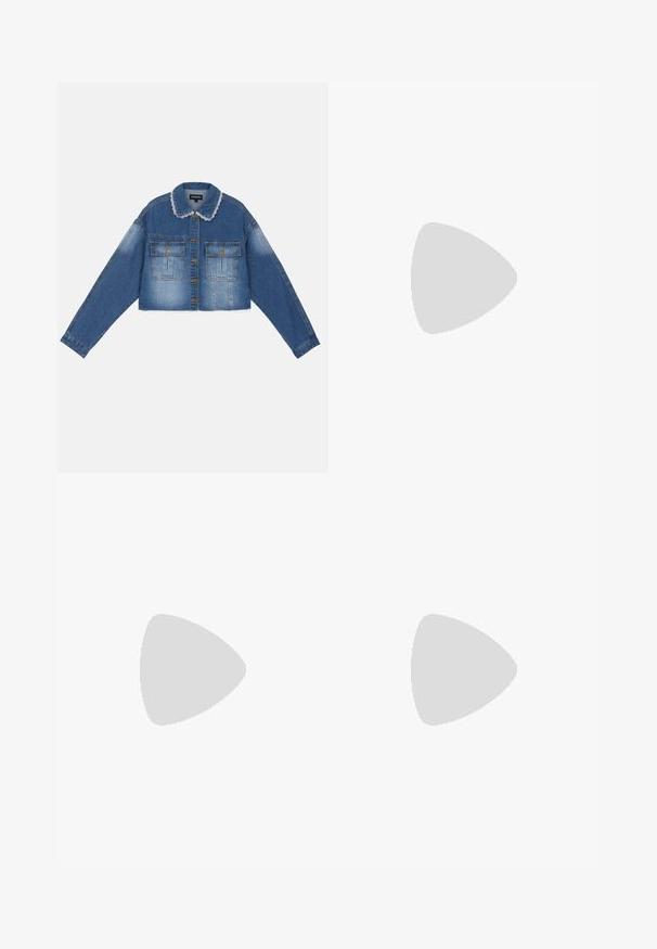 Even&Odd Džínová bunda - mid blue wash; Světle modrý dlouhý rukáv top vyrobený z texturované látky s vlnkovým vzorem; má kulatý výstřih a zkrácený lem.; Tmavě modré bavlněné šortky s předním zapínáním na knoflík, ohrnutým lemem a bočními kapsami; mají hladkou texturu a propracovaný střih.; Bílé tenisky s černými pruhy, texturovanou gumovou podrážkou a černými akcenty na patě. Kombinované s tmavými denimovými kalhotami a bílými ponožkami.