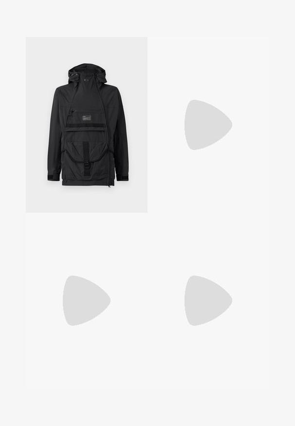 Čierna bunda odolná proti počasiu s vysokým golierom, nastaviteľnou kapucňou, viacerými prednými vreckami a predným popruhom na pracky.; Dlhý rukáv v sivej tkanine, s okrúhlym výstrihom a bielym grafickým logom na ľavej hrudi. Hladká textúra a jednoduchý dizajn.; Muž v svetlo sivých teplákoch s brmbolcom a bielych teniskách, stojaci s rukami v vreckách na bielom pozadí.; Čierna bežecká obuv so zmesou sieťoviny a syntetických materiálov, robustnou podrážkou, zakriveným dizajnom a výrazným logom na boku.