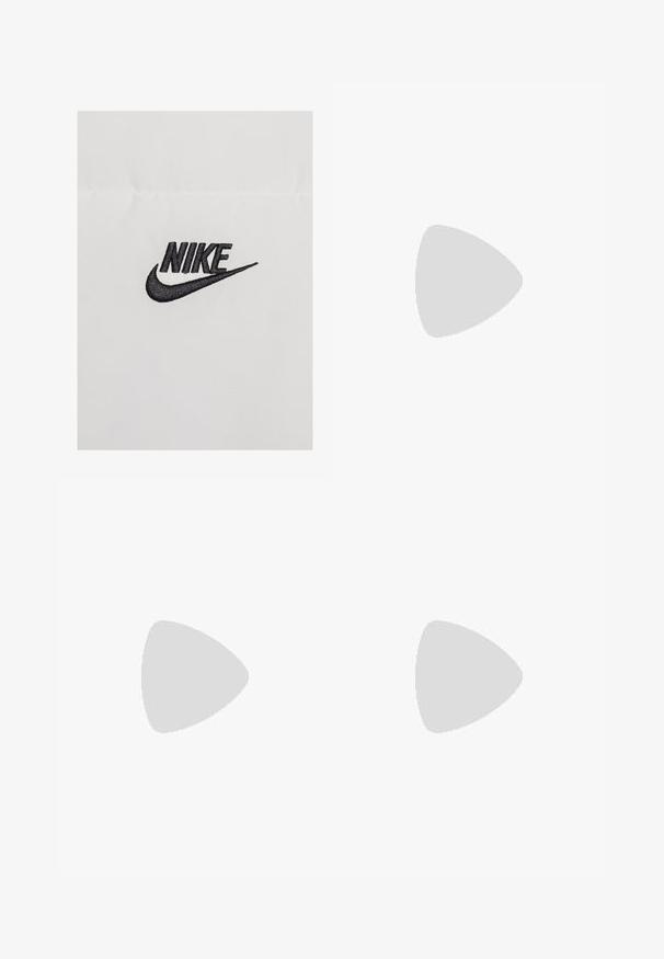 Czarny haftowany logo "NIKE" na białym tle, z zakrzywionym wzorem swoosh, tworzącym wyraźny kontrast.; Czarny bawełniany T-shirt z okrągłym dekoltem i krótkimi rękawami. Z przodu po lewej stronie haftowane zielone logo "Obey". Prosty design, brak wzorów.; Beżowe spodnie w szerokim kroju wykonane z bawełny, z wysokim stanem, dużymi przednimi kieszeniami oraz gładką teksturą z minimalnymi detalami przeszycia.; Nike Sportswear - Sneakersy niskie