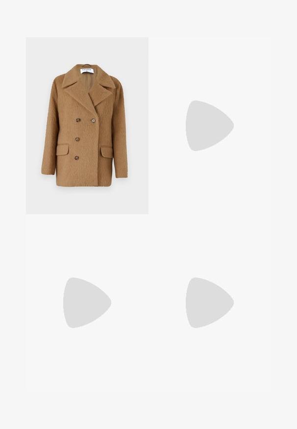 Hnedý dvojradový kabát z textúrovanej vlnitej látky, s dvoma prednými vreckami a okrúhlymi hnedými gombíkmi. Dizajn s rýhami na golieri.; Béžová saténová košela s špicatým golierom, dlhými rukávmi, zapínaním na gombíky a manžetami v mierne lesklejšom prevedení. Bez vzorov alebo akcentov.; Žltá kvetinová sukňa s čierno-bielymi vzormi listov, prúdiaca tkanina a priliehavý čierny pás. A-línia.; Čierne kožené sandále na vysokom podpätku s popruhom okolo členka. Vlastnosti hladkého povrchu, otvorenej špičky a tenkého podpätku. Detail zlatého spony.