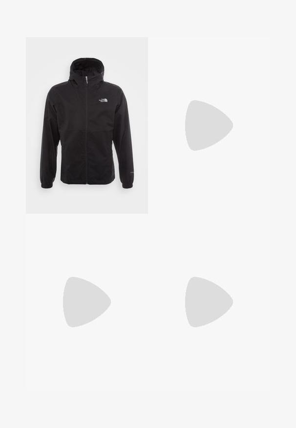 Svart vattentät jacka med full dragkedja, justerbar huva, elastiska ärmslut och en logotyp på bröstet; lätt och slät textur.; Grön bomullströja med rund halsringning, korta ärmar och en liten vit logotyp på övre vänstra sidan. Slät textur, klassisk passform.; Svarta träningsbyxor tillverkade av lättviktsmaterial, med dragsko i midjan, sidofickor och avsmalnande muddar vid anklarna.; Svart utomhussko med ovandel i mocka, texturerad gummisula och robust snörningssystem. Har en förstärkt häl och varumärkeslogotyp på sidan.