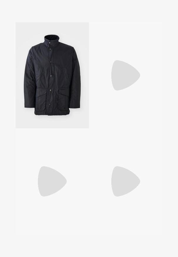 Casaco preto impermeável feito de tecido texturizado, com gola alta, bolsos frontais e fechos de botão de pressão. Design minimalista, sem padrões.; T-shirt às riscas preto e branco com decote redondo, mangas curtas e um pequeno bordado "MN" na frente. Feita de tecido de algodão suave.; Calças de ganga castanho claro com um design de perna reta, estilo de cinco bolsos e metais de tom cobre. Tecido texturizado com detalhes de costura visíveis.; Sapatos slip-on de couro castanho com superfície texturizada e sola em bege claro contrastante, apresentando biqueira arredondada e detalhes de costura minimalistas.