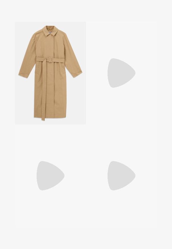 Bež dug trench kaput s širokim ovratnikom, dugim rukavima, pojasom s kopčom u struku i bočnim džepovima, položen ravno na bijeloj pozadini.; Svijetlosivi kardigan od mekanog materijala, s okruglim izrezom, dugim rukavima i pet dugmadi na prednjem dijelu. Kratak kroj.; Bijela haljina s kratkim rukavima, okruglim izrezom i bočnim naborima; glatka tkanina s siluetom do poda.; Smeđe suede slip-on cipele s zaobljenim vrhom, gumeni đon i detalj s bočnim izrezom, u kombinaciji sa svijetlosmeškim krojenim hlačama.; Naočale u boji kornjače s ovalnim staklima i elegantnim, glatkim završetkom. Imaju tanke strane s suptilnom krivuljom na sljepoočnicama. Prozirna stakla.