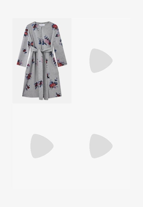 Grijze lange mouwen, een riem met rok, met roze, rode en blauwe bloemmotieven en opgestikte zakken aan elke kant.; Zwarte mouwloze maxi-jurk met een A-lijn silhouet, met een aansluitende corsage, geplooide rok en een zachte stofstructuur.; Witte overhemd met knopen, gemaakt van lichtgewicht stof. Heeft een klassieke kraag, twee borstzakken en een iets langere achterkant.; Zwarte leren slingback schoen met een puntige neus, voorzien van een gevlochten accent en geplooid ontwerp aan de bovenkant. Platte zool met minimale hardware.