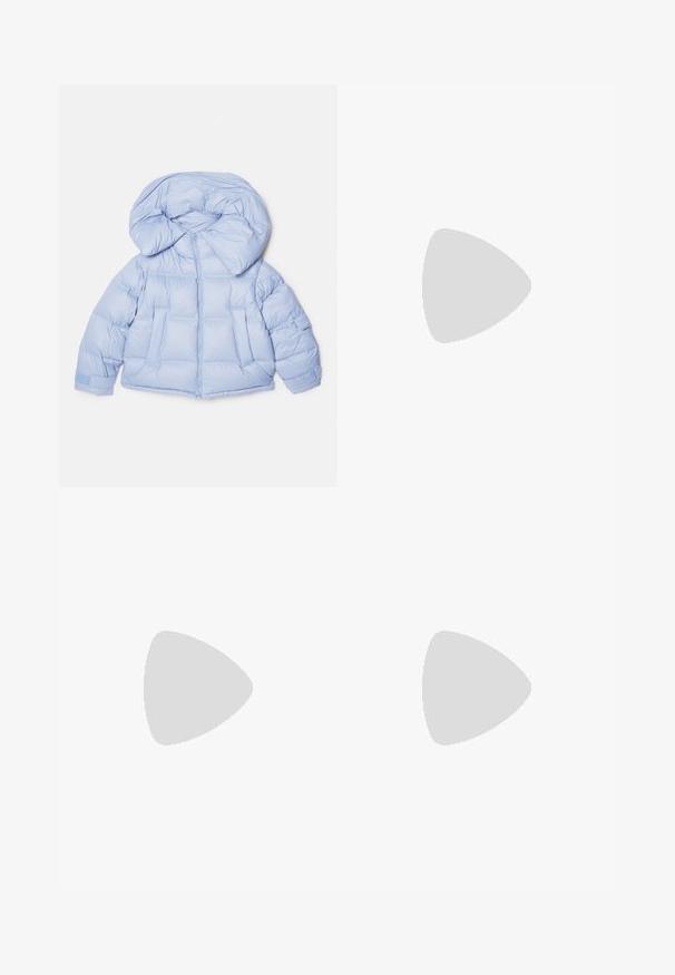 Jachetă puffer albastru deschis, cu o glugă mare, închidere cu fermoar și design matlasat. Dispune de două buzunare frontale și manșete elastice pentru o ajustare perfectă.; Cămașă albă cu mânecă lungă și guler, fabricată din bumbac. Are un închidere cu băta pe față și un singur buzunar pe piept. Textură netedă, croială lejeră.; CLOSED Pantaloni scurți - black; Balerini din piele neagră, cu vârf rotund, textură netedă, detalii de cusătură minimale și un design al tălpii flexibil.