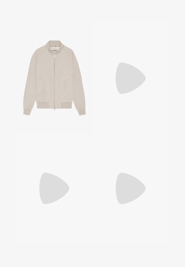 Beige bomberjack met ritssluiting, geribbelde manchetten en zoom, en twee zijzakken. Glad materiaal met een minimalistisch ontwerp.; Korte mouwen overhemd met knopen van donkerbruin materiaal met een zachte textuur. Heeft een klassieke kraag en vijf knopen aan de voorkant.; Beige cargobroek met een rechte pijp, twee voorkruiken en een ritssluiting aan de onderkant voor verstelbare lengte. Gemaakt van lichtgewicht stof.; Witte sneakers met een textuur van leerafwerkingen, een ronde neus en een zwarte hielaccent. Rubberen zool met een klein profiel en gestikte details.