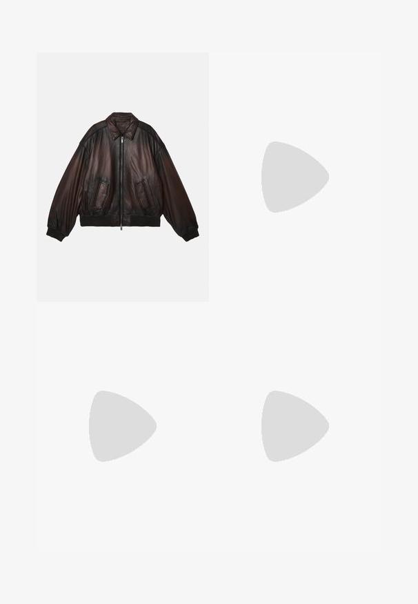 Chaqueta bomber de cuero marrón con cremallera frontal, puños y bajo acanalados, dos bolsillos frontales y hombros estructurados para un ajuste relajado.; Camisa de manga larga en color gris claro con finas rayas horizontales. Cuello redondo, tejido suave y corte casual. Sin herrajes ni acentos visibles.; Pantalones negros a medida con un ajuste relajado, parte delantera plisada y piernas anchas. Cuenta con un dobladillo con puños y una textura de tela suave.; Zapato de vestir de cuero negro con un acabado liso, punta redondeada y cinco ojetes para los cordones. Presenta un tacón bajo y un sutil detalle de costura.