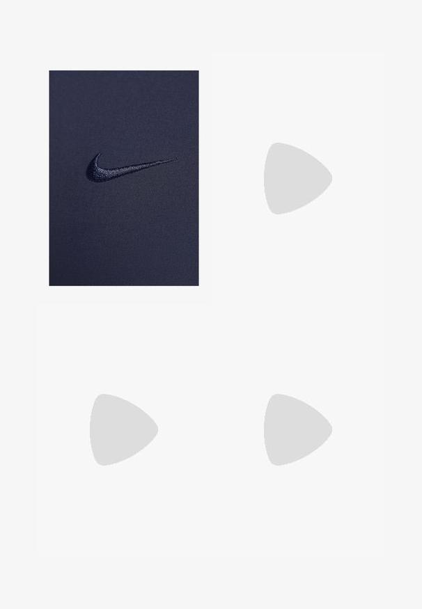 A haditengerészet színű sportanyagon egy sötétebb árnyalatú hímzett Nike logó található, sima textúrával és közeli részletekkel, kiemelve az anyag minőségét.; Fehér, rövid ujjú pamut póló, kerek nyakkivágással és egy kicsi kék téglalap alakú logóval a bal mellrészen. Simaság jellemzi.; Fehér atlétikai rövidnadrág, könnyű anyagból, rugalmas derékkal, két oldalsó zsebbel és egy kis fekete logóval az alján.; Fehér sportcipő, texturált hálós felsőrésszel, fekete gumi talppal és türkiz Nike pipa akcentussal. Fűzős, párnázott bokarésszel rendelkezik.