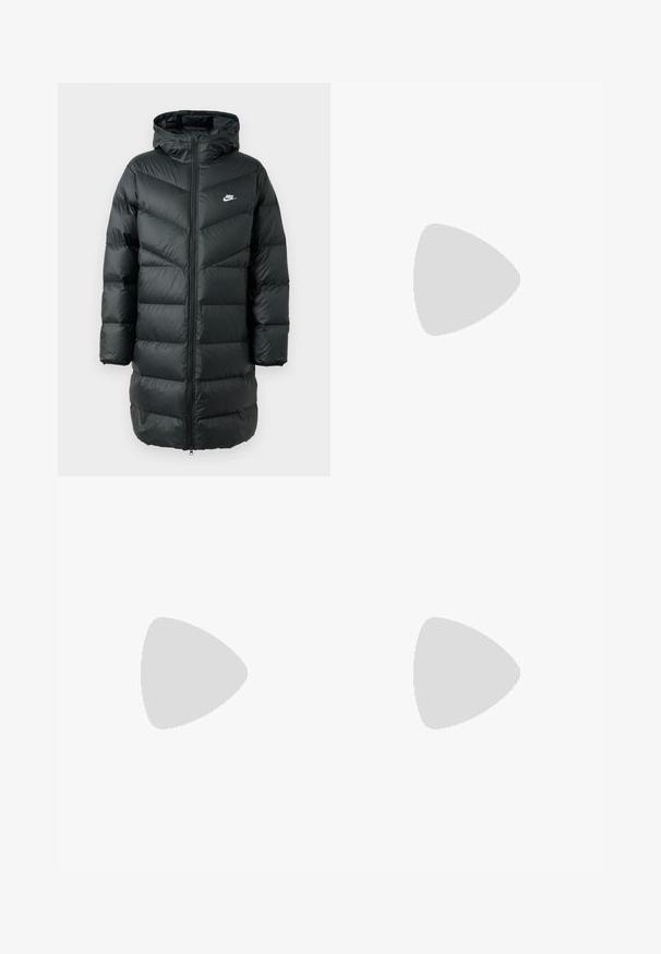 Casaco puffer preto com capuz, apresentando um padrão de matelassé em ziguezague, fecho frontal com zíper completo e um pequeno logo branco no peito.; Três tops em algodão de alças brancas com nervuras. Apresentam um decote redondo e pequenas etiquetas pretas perto da bainha. Disponíveis em vários tamanhos.; Calças de treino azuis com cintura com cordão, punhos canelados, textura suave e um pequeno logótipo no lado esquerdo. Design versátil e confortável.; Sapatos atléticos brancos com sobreposições texturizadas, sola espessa e detalhes em cinza. Usados com meias brancas até ao tornozelo e calções verdes sobre uma superfície azul.