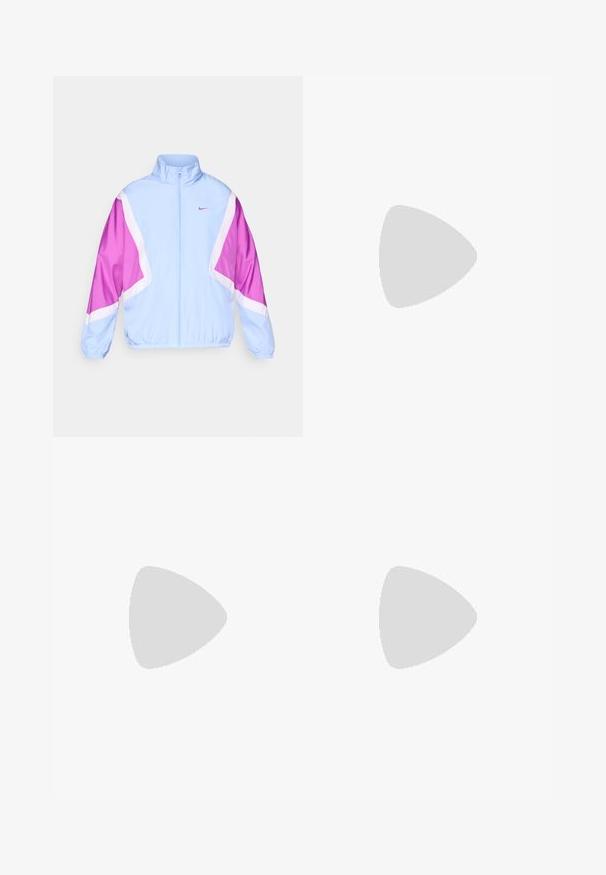 Chaqueta azul claro con patrones geométricos en rosa y blanco, cuello alto, cierre completo y puños elásticos. Logo de Nike en el pecho.; Camiseta sin mangas blanca de Nike para correr, con cuello redondo, textura suave y logo negro de Nike en la parte superior izquierda del pecho.; Pantalones cortos deportivos blancos hechos de tejido de malla transpirable. Presenta una cinturilla elástica y detalles en paneles angulados en el dobladillo.; Zapatilla deportiva blanca con parte superior de malla, sobrecapas de textura suave, acentos en gris, cordones y una suela acolchada diseñada para el rendimiento.