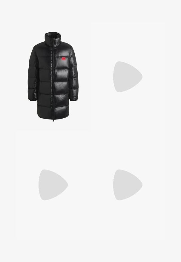 HUGO Dunkappa / -rock - black one; Svart kortärmad T-shirt i en mjuk bomullsblandning, med rundad halsringning och en minimalistisk design utan mönster eller detaljer.; Svarta byxor i slät väv med rak bendesign. Har framfickor och en dold knappslutning. Diskret logotypdetalj ingår.; Svart låg skor i läder med svarta snören och off-white sula, visas i sidoprofil på vit bakgrund.