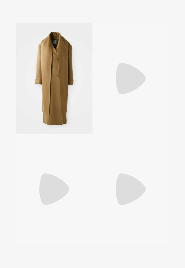 Manteau en laine marron long avec un col oversized, devant croisé, et manches larges. Dispose d'une finition lisse et texturée.; Robe blanche tricotée longue avec un décolleté en V et des manches longues. Présente de grands boutons et deux poches avant, avec une texture et un design côtelés.; Chaussure slingback en cuir noir avec un bout pointu, des sangles décoratives avec œillets en métal et un petit talon carré. Surface texturée.; Sac en cuir noir à motif crocodile, de forme courbée, avec des accents en métal doré, une bandoulière ajustable et un détail de logo à l'avant.
