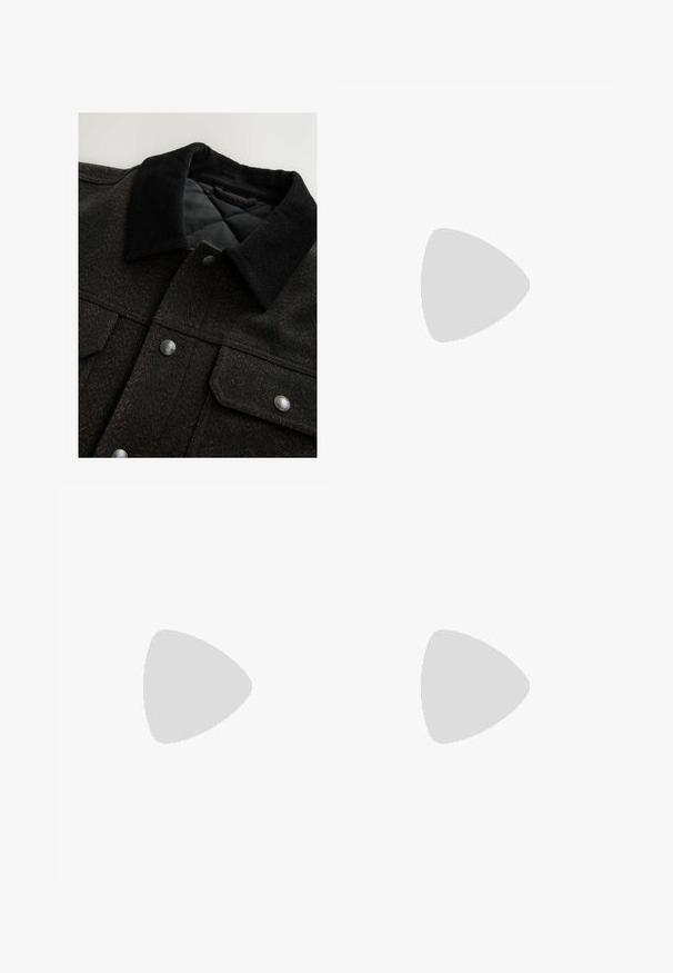 Jacket v vzorju ribje kosti v črni in rjavi barvi s pokrivalom iz kordurka, gumbi na pritisnjenje in prešito podlogo. Tkanina deluje teksturirano.; Bela kratkosleeve srajca z gumbnim zapiranjem spredaj, ovratnikom in enim žepom na prsih. Narejena je iz lahkega materiala z gladko teksturo.; Črne široke hlače iz mehkega blaga z elastičnim pasom in nastavljivim vrvico, opremljene s stranskimi žepi in gladko teksturo.; Bež tkanine usnjene superge z zaobljenim nosom, vezalkami na sprednji strani in teksturiranim zadnjim detajlom. Belo gumijasto podplato zagotavlja kontrast. Enostaven in sodoben dizajn.