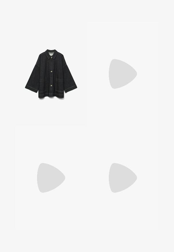 Dunkelblaue Jeansjacke mit Kragen, großen Vordertaschen und silbernen Knöpfen. Lockere Passform mit weiten Ärmeln und kontrastierenden Nähten.; Schwarzes kurzärmliges T-Shirt aus Baumwolle. Verfügt über einen Rundhalsausschnitt, einen lässigen Schnitt und einen sauberen Saum ohne sichtbare Muster oder Beschläge.; Dunkelblaue weit geschnittene Jeans aus Denim mit orangefarbenen Nähten, ausgestattet mit Vorder- und Hintertaschen sowie einem hoch geschnittenen Design.; Schwarze Leder-Pumps mit spitzer Zehe, einem Knöchelriemen und einem blockigen Absatz. Flache Textur, elegantes Design und minimalistische Ästhetik.