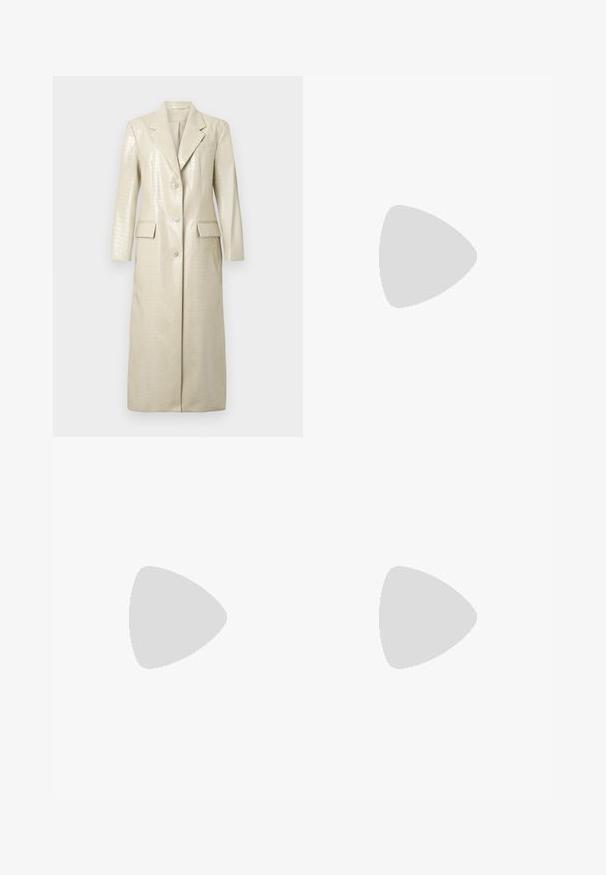 Pitkä takki, jossa on krokotiilikuosisella tekonahalla, vaaleanbeige, notched-lapels, kaksi etutaskua ja nappikiinnitys. Pehmeä, kiiltävä pinta.; Valkoinen satiinisi ilman hihna tankkitoppi, jossa on pyöreä kaula-aukko ja sileä pinta, hienovaraisella kiillolla ja siisteillä reunoilla.; Tummanharmaat räätälöidyt housut, joissa on suora lahje, kahta etupleffaa, vyölenkit ja sileä kangas.; Musta nilkkuri, joka on valmistettu kiiltävästä materiaalista, jossa on neliömäinen kärki ja kapeahko kanta, asetettuna kiiltävän hopean tuftatun taustan eteen.