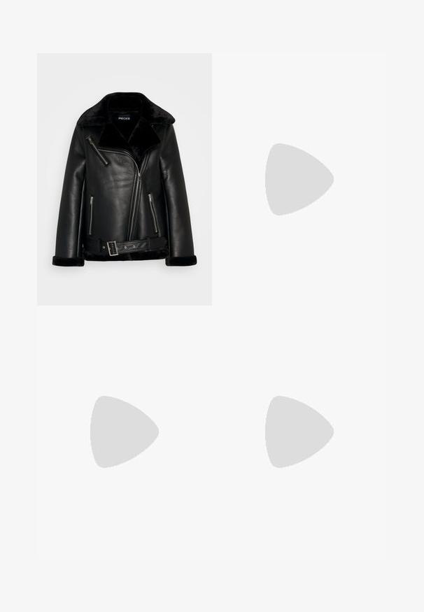 Czarna sztuczna skórzana kurtka motocyklowa z szerokim kołnierzem, zamkiem z przodu i paskiem. Posiada miękkie czarne akcenty z sztucznego futra na kołnierzu i mankietach.; Czarny, krótki top z golfem wykonany z prążkowanej tkaniny, o dopasowanym kroju i wysokim kołnierzu. Prosty i teksturowany wzór.; Niebieskie dżinsy o wysokim stanie, z przetarciami na przednich udach i rozszerzanymi nogawkami, posiadające kieszenie z przodu i z tyłu oraz zapięcie na guzik.; Brązowe zamszowe botki sięgające kostki z puszystą wyściółką, grubą beżową platformą oraz tylną pętelką. Teksturowana powierzchnia z widocznymi detalami zszycia.