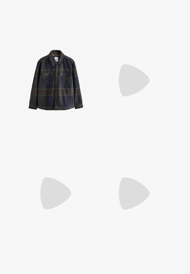 Flanelová košeľa-jacket v námorníckej modrej a šedej farbe s kockovaným vzorom. Má dve predné vrecká na gombíky a golier.; Tmavomodré tričko s krátkym rukávom vyrobené z jemnej bavlny, s okrúhlym výstrihom a čistým, rovnomerne strihaným lemom bez viditeľných vzorov.; Čierne denimmové nohavice s rovný strihom, dizajnom s piatimi vreckami a upínaním na prednej strane. Hladká textúra s minimálnymi detailmi šitia.; Hnedé kožené sandále s nastaviteľnými popruhmi a polstrovanou stielkou. Obsahujú textúrovanú podrážku a spevnené švy pre vyššiu odolnosť.