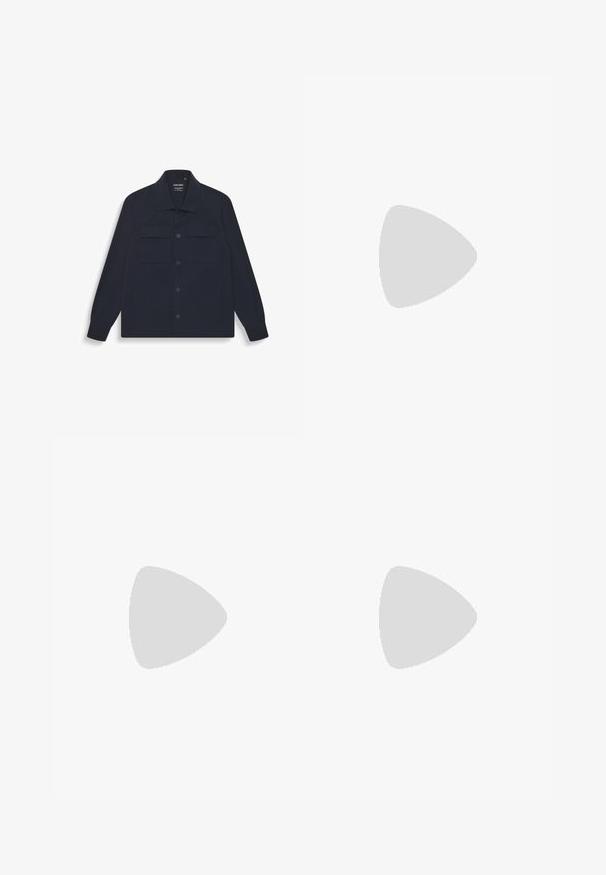 Marineblauwe jas van gladde stof, met een knoopsluiting aan de voorkant, twee borstzakken en lange mouwen met knoopmanchetten.; Drie witte T-shirts van katoen, met een ronde hals, korte mouwen en een gladde, effen textuur zonder zichtbare patronen of accenten.; Zwarte denim broek met een recht gesneden pasvorm, vijf gebruikersvriendelijke zakken en een sluiting met een knoop aan de voorkant. Soepele textuur met minimale stikdetails.; Zwarte leren instapper met een gladde afwerking, voorzien van een gestikt ontwerp en een decoratieve metalen kettingaccent over de wreef. Platte hak.