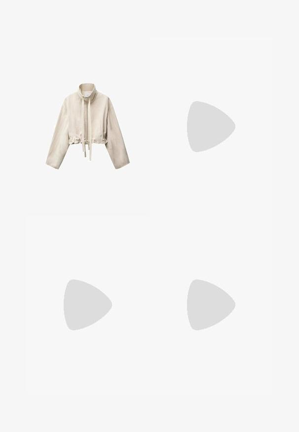 Beskuren beige jacka med hög krage, långa ärmar, framdragkedja, justerbar dragsko i midjan och två sidofickor.; Brun ruched linne med scalloped kanter och volangärmar, med en figurnära design och mjuk textur, bärs över vita underdelar.; Vit denimkjol med en figurnära design, som har knappknäppning, bältesloopard och klassisk femfickarsstil. Slät textur och knälängd.; Knähöga mockaskor i kamelfärgad med spetsig tå och en tunn hög klack. Slät textur och elegant silhuett med minimal detalj.; Mörkbrun läderhandväska med flätad tofs, guld-tonad hårdvara, dubbla handtag och en avtagbar axelrem på vit bakgrund.