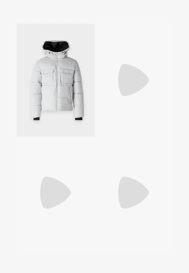 Giacca puffer grigia chiara con cappuccio, zip frontale, due tasche sul petto e foderatura interna nera. Caratterizzata da polsini elasticizzati e texture trapuntata.; T-shirt di cotone nero, maniche corte, scollo rotondo, colore uniforme, tessuto leggero, superficie liscia, senza motivi o grafiche visibili.; Pantaloni grigi su misura con una texture sottile, taglio dritto e chiusura con bottone frontale. Presentano passanti per la cintura e tasche laterali.; Sneaker bianche in pelle con finitura liscia, punta arrotondata, lacci piatti e suola texturizzata. Accento in suede grigio sul tallone.