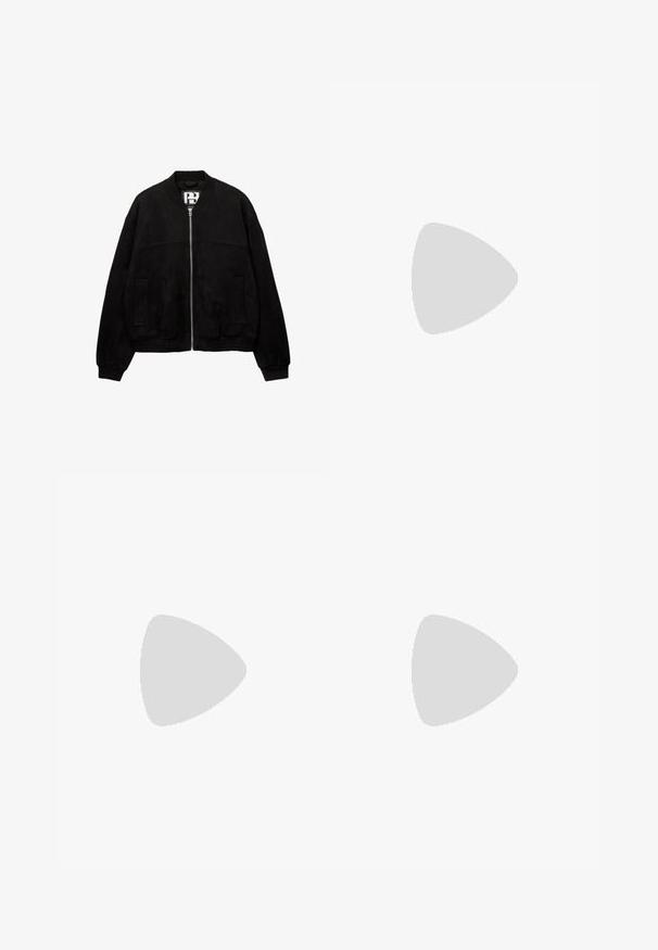 PULL&BEAR Bomberjacka - black; Vit kortärmad polo skjorta i ett smidigt material med klassisk krage, utrustad med en halvknappslå och avslappnad passform.; Mörkblå raka denimjeans med framknapp, dragkedjestängning och fem fickor, visade mot en vit bakgrund.; Gul lädersko med brun gummisula, rund tå och grön läderdetalj vid vristen. Har guldöglor och sömnadsdetaljer.