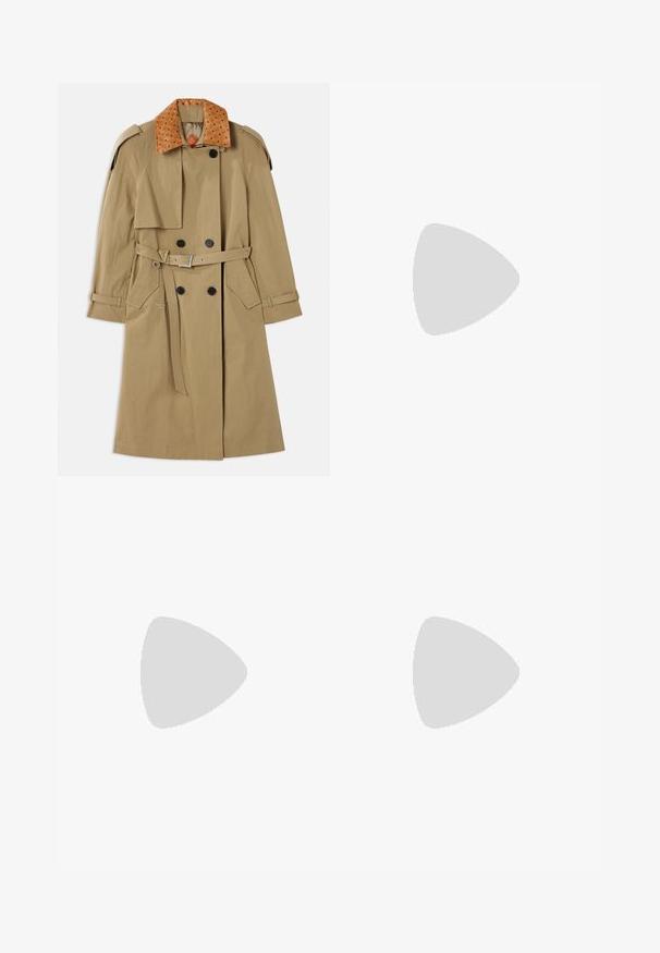 Beige Trenchcoat mit einem strukturierten braunen Kragen, doppelreihigen Knöpfen, einem Gürtel und Schulterklappen. Verfügt über seitliche Taschen und eine lockere Passform.; MM by MaxMara SAPORE - Hemdbluse - mud; Braune weit geschnittene Cargo-Hose aus leichtem Stoff, mit elastischem Taillenbund und Kordelzug sowie Seitentaschen.; Weiße Mesh-Pantoletten mit spitzer Zehenform, schlankem Mittelabsatz und Slip-On-Design vor einem schlichten Hintergrund.; Braune Leder-Schultertasche mit geprägt Logo, goldener Kette und Lederhenkeln, geschwungener Form und dekorativen Akzenten an den Seiten.