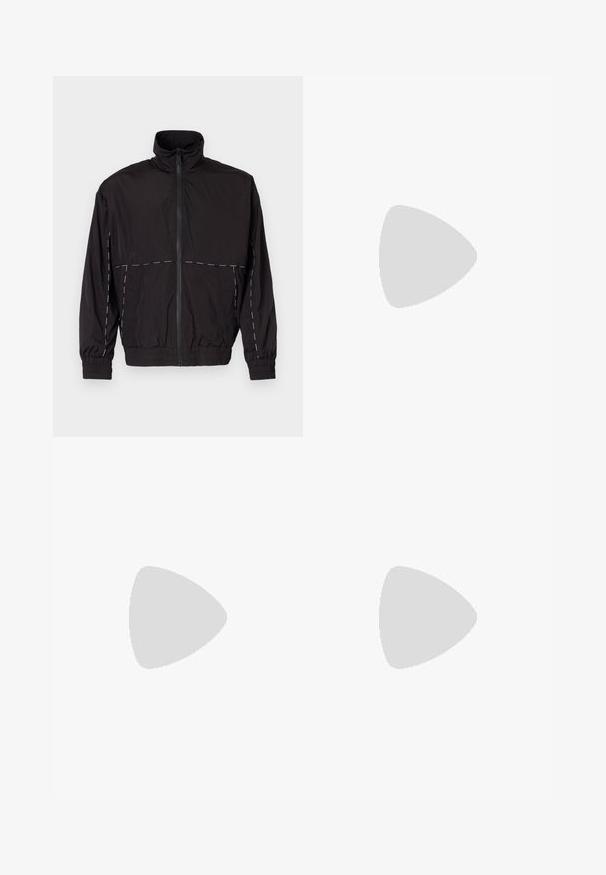 Jachetă neagră ușoară cu guler înalt și închidere cu fermoar. Prezintă accente de cusături albe pe umeri și mâneci. Mansete elastice.; Tricou alb din bumbac cu un mare logo circular aurit, inscripționat cu "VERSACE JEANS COUTURE" și un design central în formă de "V". Mâneci scurte, guler rotund.; Pantaloni ușori negri, cu talie elastică, închidere cu șnur și tiv zipurat pentru o ajustare ușoară. Textură netedă și elegantă.; Tenisi sport negri cu un design elegant, dotati cu logo auriu, sireturi elastice si o talpa texturata cu accente albe.