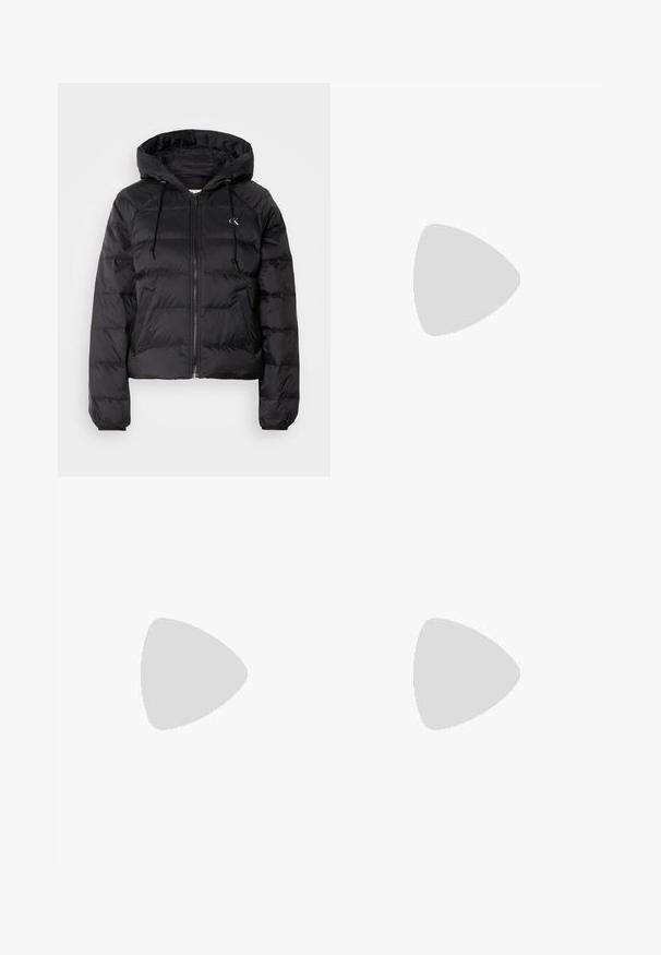 Calvin Klein Jeans LIGHTWEIGHT LOGO PUFFER - Ziemas jaka - black; Melna kapucēta sudraba sporta krekls ar brīvu piegriezumu, aukliņu un izšūtu logotipu uz krūtīm. Mīksta auduma, ribota piedurkņu un apakšmalas.; Melni platmalu džinsi, kas izgatavoti no denima, ar augstu vidukli, piecu kabatu dizainu un metāla pogas aizdari ar kontrastējošu šuvumu.; Melnas sporta kurpes ar gludu ādu un zamša paneļiem, plakaniem šņorēm, noapaļotu pirkstu daļu un baltu gumijas zolīti. Izteikts logo uz papēža.