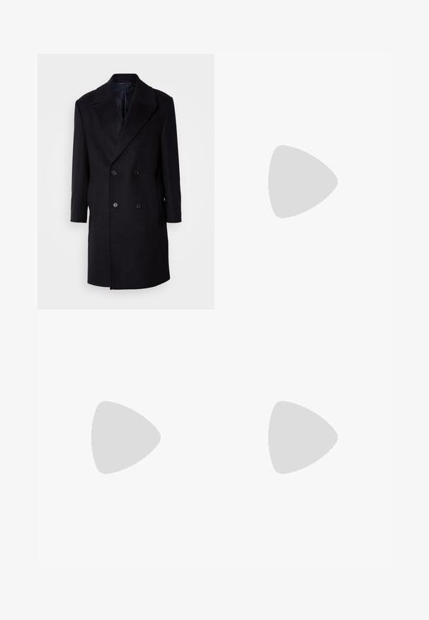 Čierny vlnený dvojradový kabát s veľkými výstrihmi, dvoma prednými vreckami a šiestimi gombíkmi. Textúrovaná tkanina s hladkým vnútorným podšívaním.; Svetlo modrá košeľa s dlhým rukávom a textúrovaným vzorom, s špicatým golierom a šiestimi čiernymi gombíkmi na prednej strane.; Čierne vychádzkové nohavice s plochým predným dielom, klasického strihu, vyrobené z hladkej tkaniny, s prešitou záhybmi a bočnými vreckami.; Čierne kožené loafers s hladkým povrchom, s prešitým dizajnom a dekoratívnym kovovým reťazovým akcentom cez priehlavok. Plochý podpätok.