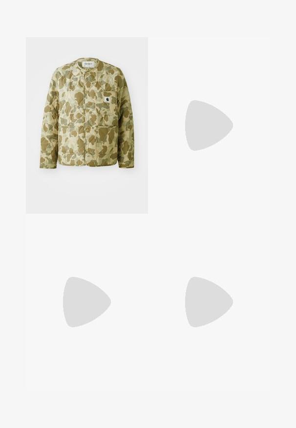 Quiltet jakke i et beige og grønt kamuflasjemønster, med rund halsringning, frontlommer og et firkantet merke på lommen.; Lyseblå hettegenser laget av myk stoff, med et hvitt hjerte designet på brystet, ribbede mansjetter og kant. Klassisk rund hals.; Kaki skjørt med kamuflasjemønster, laget av et glatt materiale, med elastisk linning og to sidelommer.; Lyse lilla GORE-TEX treningssko med teksturert mesh-overdel, svarte detaljer og en skulpturert såle. Har elastiske lisser og polstret krage.