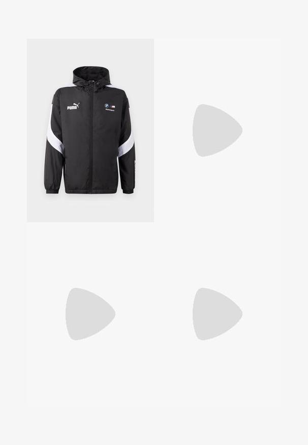 Melns vējjaka ar kapuci, kurai ir baltas akcentu detaļas un Puma un BMW Motorsport logo uz priekšpuses. Viegls, gluds audums.; Melnā bezpiedurkņu krekls ar baltām akcentiem, centrā ir drosmīgs, stilizēts "PUMA" logo. Izgatavots no sieta līdzīga auduma.; Zaļi sporta šorti ar melnu sānu paneļu, elastīgu jostasvietu un elpojošu tekstūru. Iekļauta diskreta logo zem labās puses.; Melnas sporta kurpes ar sieta audumu, baltu zoli un melnām akcentiem. Zole ir teksturēta. Valkātas ar melnām biksēm uz zilas paklāja virsmas.