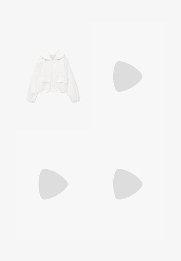 Bela skrajšana jakna s kapuco, z zadrgo spredaj, dvema žepoma na pritisne gumbe in elastičnimi manšeti. Narejena iz lahkega, strukturiranega blaga.; Vero Moda VMALVA LAYERED SINGLET  - Top - black; Bele široke jeans hlače iz bombaža, z visokim pasom, petimi žepi in medeninastimi dodatki. Gladka, nedotaknjena tekstura.; Črne gumijaste japonke s teksturirano thong naramnico in preprostim ravnim podplatom, prikazane s strani na enobarvni svetli podlagi.; Rjava torbica z vzorcem in z zlato verižico, ki vsebuje vtisnjen dizajn logotipa in gladko usnje, kar poudarja njeno ukrivljeno obliko.