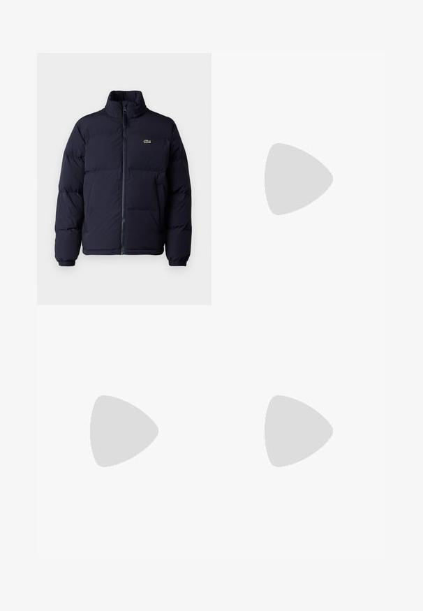 Giacca piumino blu navy con collo alto, chiusura con zip e polsini elasticizzati. Presenta un piccolo logo verde sul lato sinistro del petto.; T-shirt bianco in cotone con scollatura rotonda, maniche corte e un piccolo logo ricamato che raffigura montagne e testo sul lato sinistro del petto.; Pantaloni color crema con vestibilità aderente, dotati di chiusura con un solo bottone, frontale plissettato e orli con risvolto. Realizzati in tessuto leggero.; Sneakers bianchi con una texture liscia, caratterizzate da un accento verde sul tallone e un piccolo logo ricamato a forma di coccodrillo sul lato.