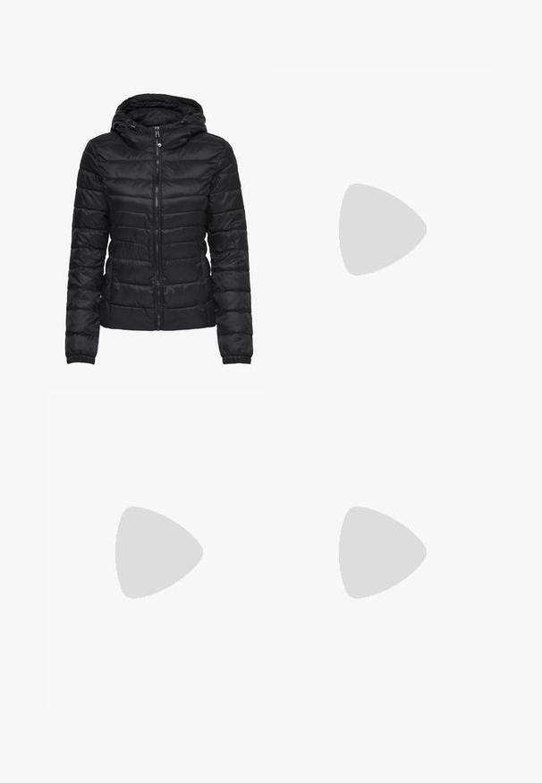 Crna puffer jakna s kapuljačom, s kvadratnim dezenom i zatvaračem. Mekani, sjajni materijal s elastičnim manžetama. Topla i lagana.; Crni skraćeni topovi od mekog, rastezljivog materijala s tankim trakama i dizajnom u obliku križa. Imaju zaobljeni izrez i bezšavnu obradu.; Plave uske traperice viskog struka s prednjim džepovima, dugmetom, zatvaranjem na patentni zatvarač i petljama za pojas, prikazane na bijeloj pozadini.; Crne visoke tenisice s debelim gumenim potplatom, kožnom gornjom dijelom, vezicama i čičak trakama, te teksturiranim detaljima na bočnim panelima.