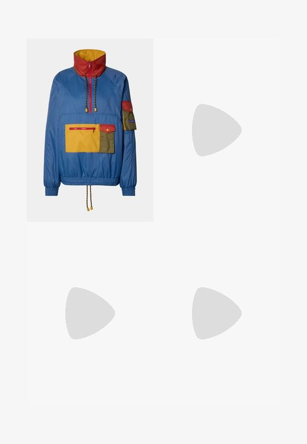 Giacca leggera e colorata con sezioni blu, rosse, gialle e verdi, colletto alto, tasca con zip e orlo regolabile con coulisse.; Maglione a maglia blu navy con strisce gialle e un grande logo ricamato "49" e "Gant". Presenta polsini e colletto a coste per una maggiore texture.; Jeans in denim azzurro chiaro con taglio a gamba larga, caratterizzati da un lavaggio sbiadito, design a cinque tasche e chiusura con bottone metallico in vita.; Sneaker in pelle bianca con una texture liscia, suola in gomma bianca e punta del tallone in pelle marrone. Presenta lacci rotondi e dettagli con logo in rilievo.