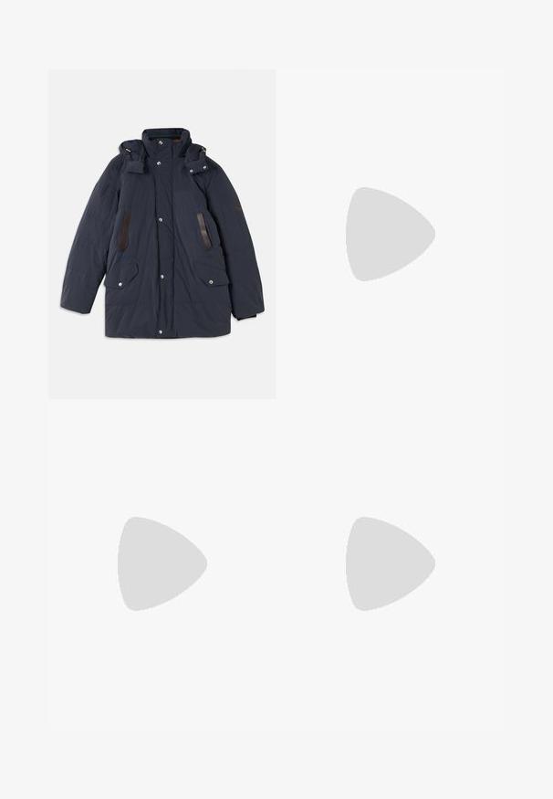 Parka acolchoada azul-marinho com colarinho alto, capuz destacável, detalhes em pele, dois bolsos frontais e fechos de botão de pressão.; Camisa branca de algodão com mangas curtas, gola redonda e um pequeno logótipo cinza na área do peito esquerdo. Textura suave.; Calças de algodão bege com um corte slim, apresentando um fecho de botão único, bolsos frontais e uma textura suave. Design de frente plana.; Tênis brancos com detalhes em camurça, bico arredondado, atacadores planos e sola de borracha creme. Apresenta uma marcação verde no calcanhar.