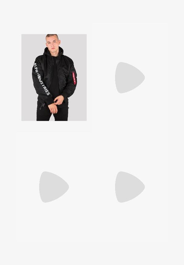 Schwarze Bomberjacke mit gerippten Bündchen, Reißverschlussfront und "ALPHA INDUSTRIES" in Weiß auf dem Ärmel gedruckt. Mit einem roten Stoffetikett an der Tasche.; Schwarzes Baumwoll-T-Shirt mit kurzen Ärmeln, Rundhalsausschnitt und einem weißen Puma-Logo auf der Brust. Schlichtes und unaufdringliches Design.; Schwarze Sporthose mit lockerer Passform, ausgestattet mit einem elastischen Bund und seitlichen Taschen mit Logoakzenten. Glatter Stoff und ausgestellte Beine.; Beige Wildleder- und Ledersneaker mit weißen Akzenten, featuring ein strukturiertes Design, Schnürung vorne und einem charakteristischen Logo an der Seite.