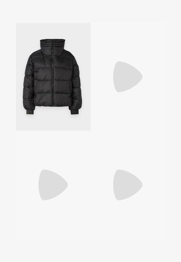 BOSS PADINA - Winterjacke - black; Weißes Baumwoll-T-Shirt mit kurzen Ärmeln, Rundhalsausschnitt und lockerer Passform. Glatte Textur, keine Muster oder Akzente, minimalistisches Design.; Schwarze Hose mit geradem Schnitt, doppelten Falten, einer glatten Textur und einem klassischen Bunddesign. Keine sichtbaren Beschläge oder Akzente.; Beige und weiße Sneakers aus Netz- und Wildledermaterial, mit runder Zehenpartie und Gummisohle, kombiniert mit hellblauen Jeans.