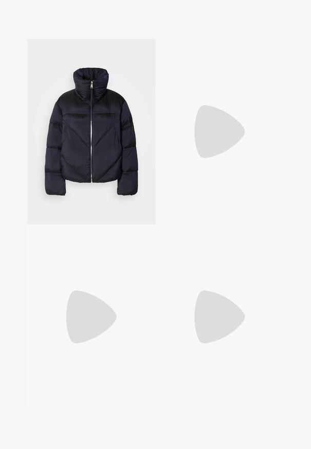 Puffjakke i mørk marineblå med høy krage, med metallglidelås og diagonale sømdetaljer. Laget av lett, glinsende stoff.; Svart bomull T-skjorte med rund hals og korte ermer. Har en hvit og rosa "CK"-logo på øvre venstre brystområde.; Lyseblå denimjeans med høy livlinje, vide ben, to sidelommer og plisserte detaljer. Myk tekstur med en falmet finish.; Beige blokk-høydesandaler med tynne stropper og firkantet tå. Glatt materiale med minimale detaljer, designet for enkel bruk.