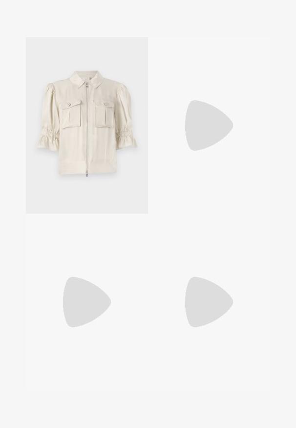 Κρέμα κοντομάνικη μπλούζα με γιακά, φερμουάρ μπροστά, δύο τσέπες με κουμπί και ραμμένες λεπτομέρειες στις άκρες των μανικιών. Λείος ύφασμα.; Λευκή κοντομάνικη μπλούζα από μαλακ�ό ύφασμα, με στρογγυλή λαιμόκοψη και συγκεντρωμένες λεπτομέρειες στη μέση για εφαρμοστό στυλ.; Μαύρο παντελόνι με λαμπερή ασημένια ζώνη. Διαθέτει κλείσιμο με κουμπί και τέσσερις τσέπες, με κομψή εφαρμογή και ίσια γραμμή.; Μαύρη σουέτ γόβα με ψηλό τακούνι και μυτερή μύτη, που διαθέτει γυαλιστερό μαύρο μπλοκ τακούνι και μαλακή εσωτερική επένδυση.