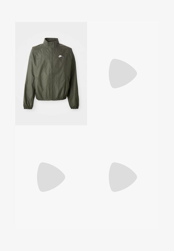 Olijfgroene Nike-jack met een hoge kraag, ritssluiting aan de voorkant, elastische boorden en een klein wit logo op de linkerborst. Lichtgewicht, gladde textuur.; Zwarte lange mouwen t-shirt met ronde hals. Beschikt over twee zijzakken en een bergafbeelding op de borst. Gemaakt van zachte katoen.; Zwarte, elastiche sweatpants met een losse pasvorm, manchetten aan de enkels, een zachte textuur en zonder zichtbare patronen of hardwareaccenten.; Zwarte hardloopschoenen met een glad bovenwerk van synthetisch materiaal, geperforeerde accenten, gestructureerde zijpanelen en een opvallende veerkrachtige zool.